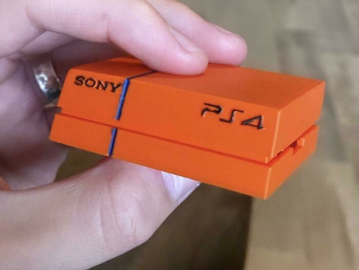 El hermano de 10 años de mi esposa recibió una impresora 3D para Navidad. Bromeé diciendo que podía construirme una PlayStation. Todos los días le he estado preguntando cuándo estaría lista. Hoy me trajo esto. El mejor regalo de todos los tiempos