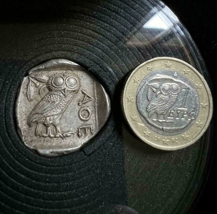 La moneda de 1€ griega representa una moneda de la Antigua Grecia, de hace 2400 años
