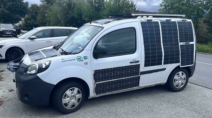 Alguien pegó paneles solares en su vehículo y lo mantiene cargando donde quiera que aparca
