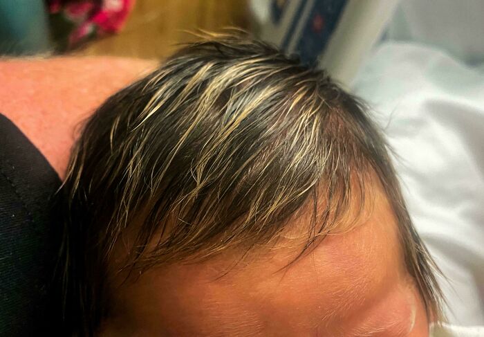 Mi hijo nació la semana pasada y tiene mechas rubias naturales