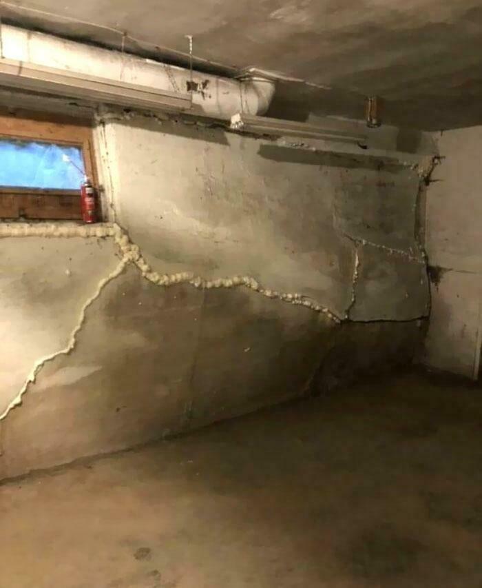 Muro con grietas reparadas de forma casera con espuma, ejemplo de proyectos caseros que fallaron estrepitosamente.