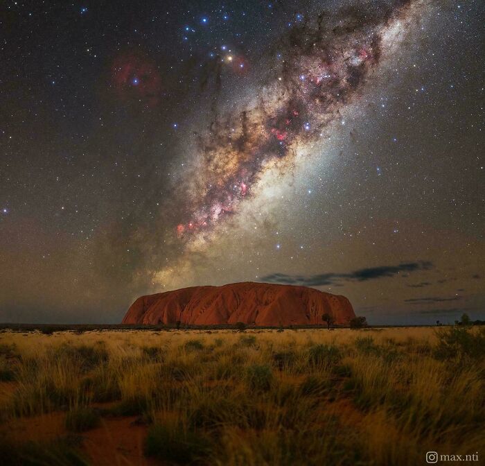 La Vía láctea sobre Uluru
