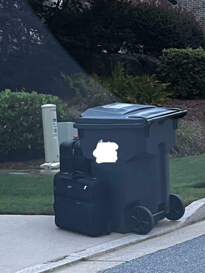 Mis vecinos tiran regularmente maletas nuevas