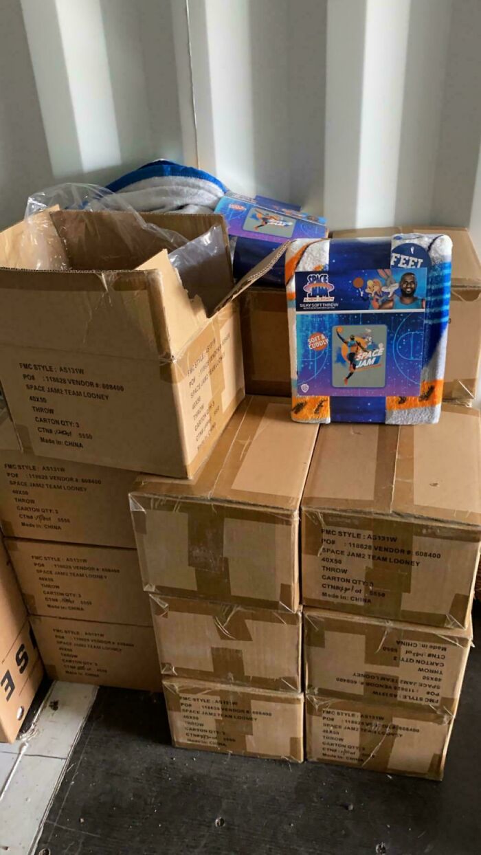 Alguien donó cientos de mantas de vellón de Space Jam a nuestro fondo de ayuda para las inundaciones