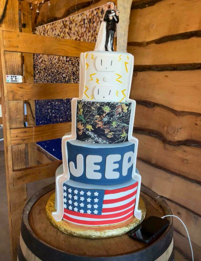 Pastel de bodas inusual con temática Jeep y bandera de EE.UU., novios en la cima. Momentos vergonzosos de bodas.