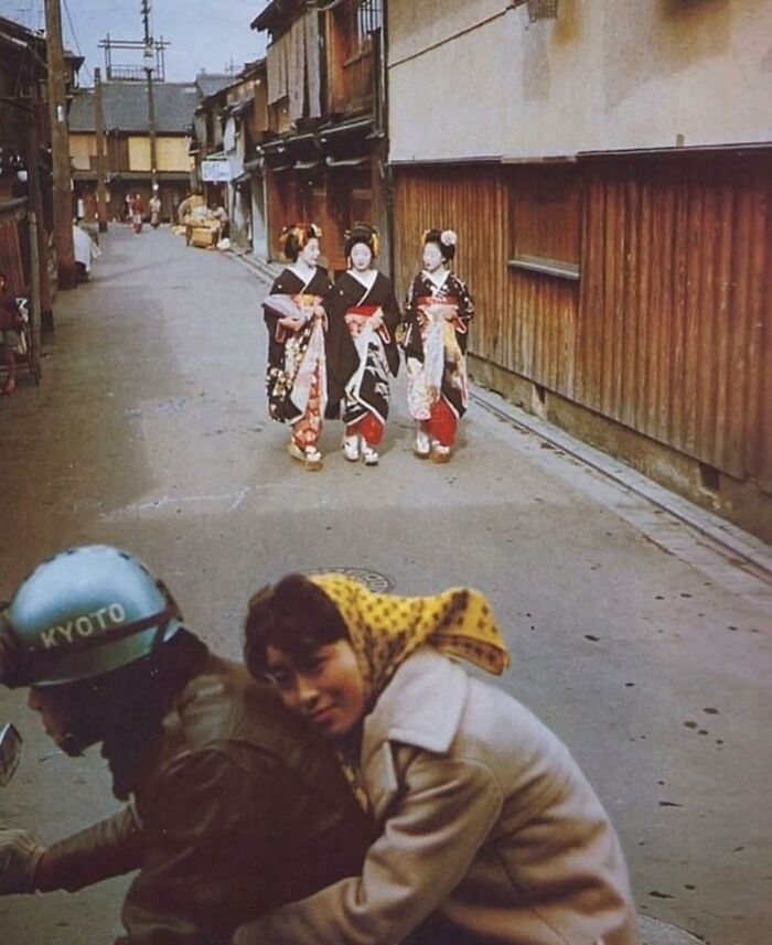 This Instagram Account Shares Highly Amusing Street Photos; Here Are Their 50 Newest Ones
