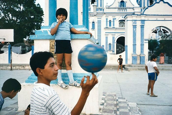 This Instagram Account Shares Highly Amusing Street Photos; Here Are Their 50 Newest Ones
