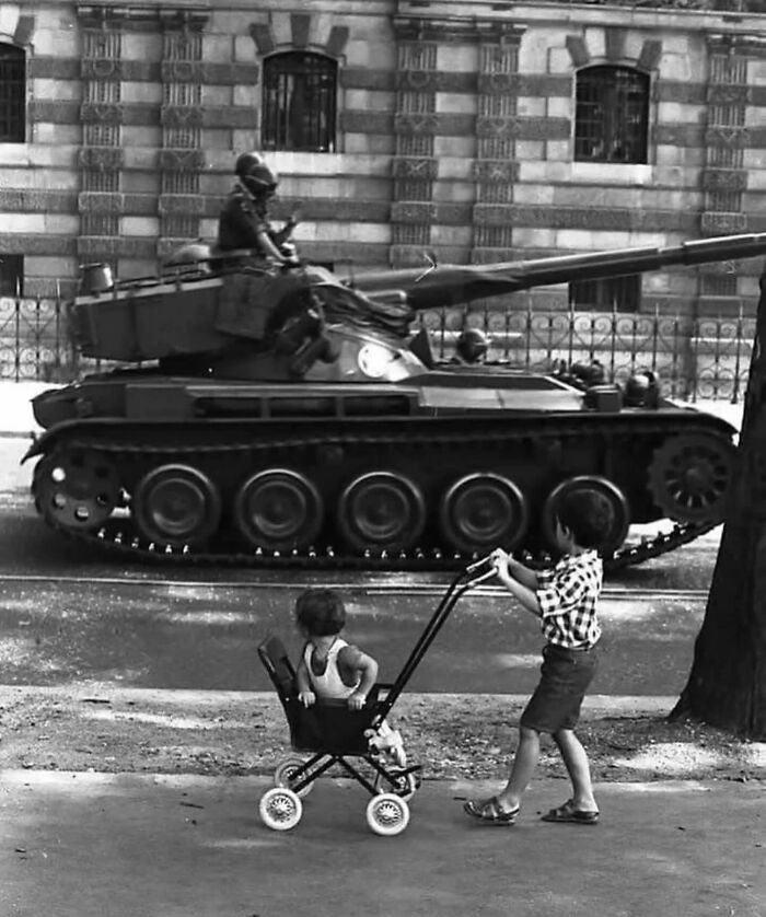 This Instagram Account Shares Highly Amusing Street Photos; Here Are Their 50 Newest Ones