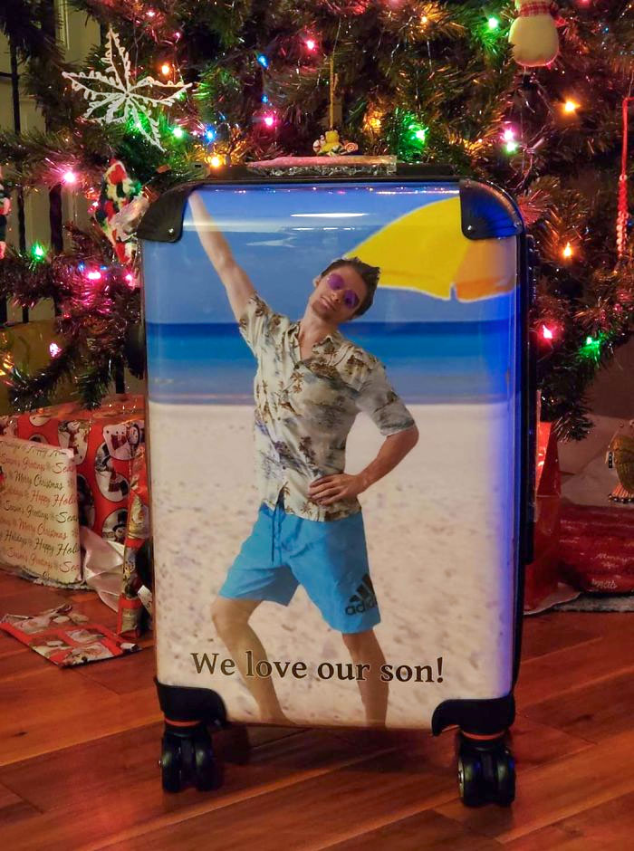 Mis padres se jubilan y quieren viajar a tiempo completo. Mi hermano les envió esta maleta para Navidad