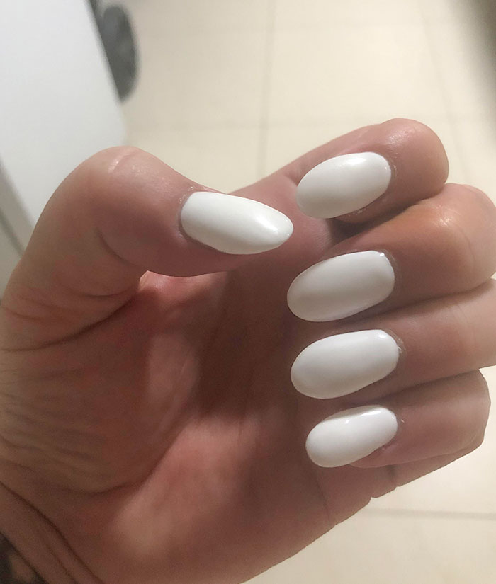 La primera vez que me hacen uñas acrílicas, son... bulbosas