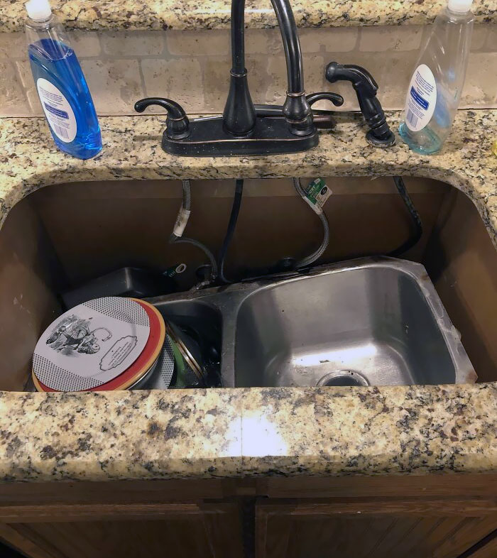 Estaba lavando los platos y el fregadero se ha caido de la encimera