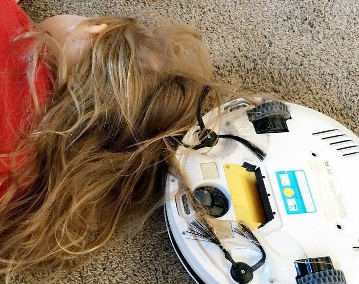 He oído un grito y me he encontrado a mi hija en el suelo con el pelo medio absorbido por el robot aspirador