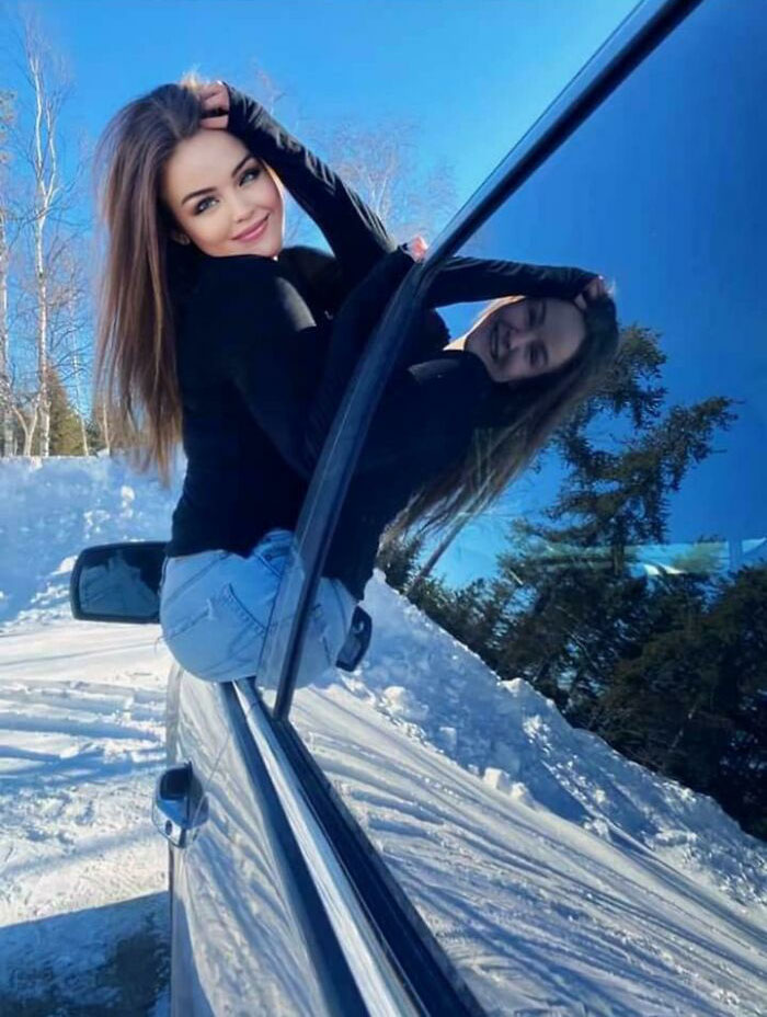 La que se refleja en el coche debe ser su hermana