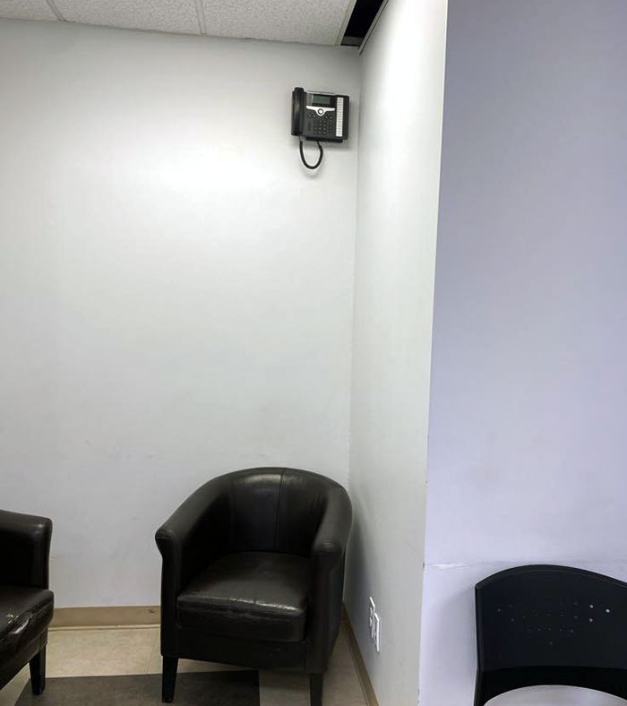Teléfono colocado de forma extraña en una sala de espera