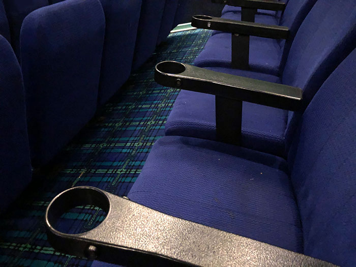 Estos portavasos en el cine no tienen base, por lo que solo caben vasos de bebidas súper grandes