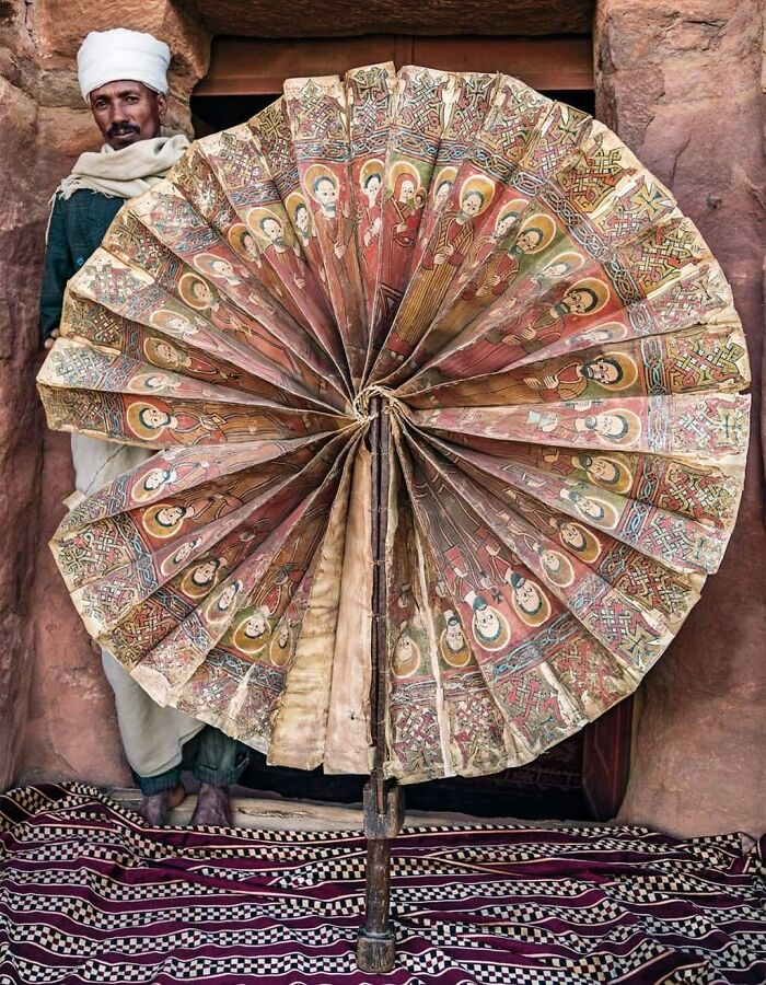 Abanico ceremonial del siglo XV de la iglesia de Abuna Abraham Debre Tsion, región de Tigray, Etiopía