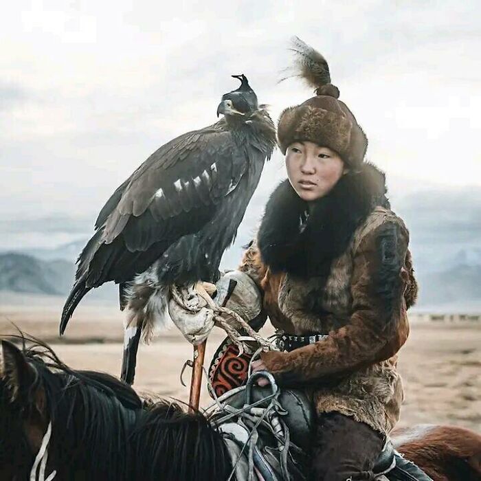 Cazadora de Mongolia con su águila