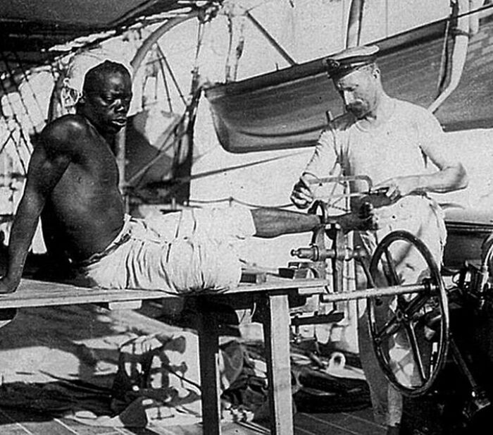 En 1907, se ve a un marinero británico desencadenando a un esclavo que llevaba encadenado tres años.