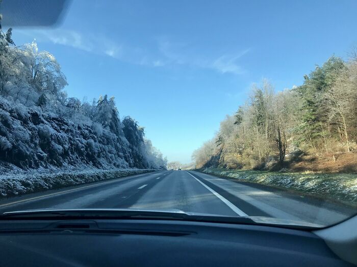 Invierno a un lado de la carretera y otoño al otro