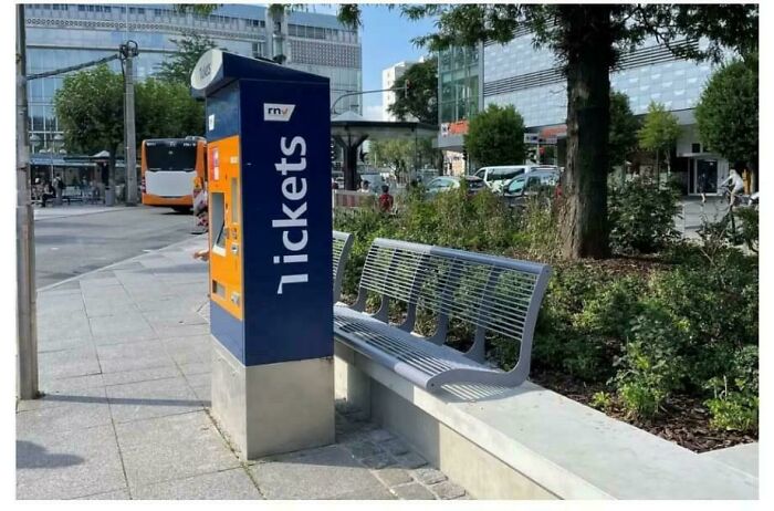 En Heidelberg, instalaron una nueva máquina expendedora de boletos justo frente a un banco