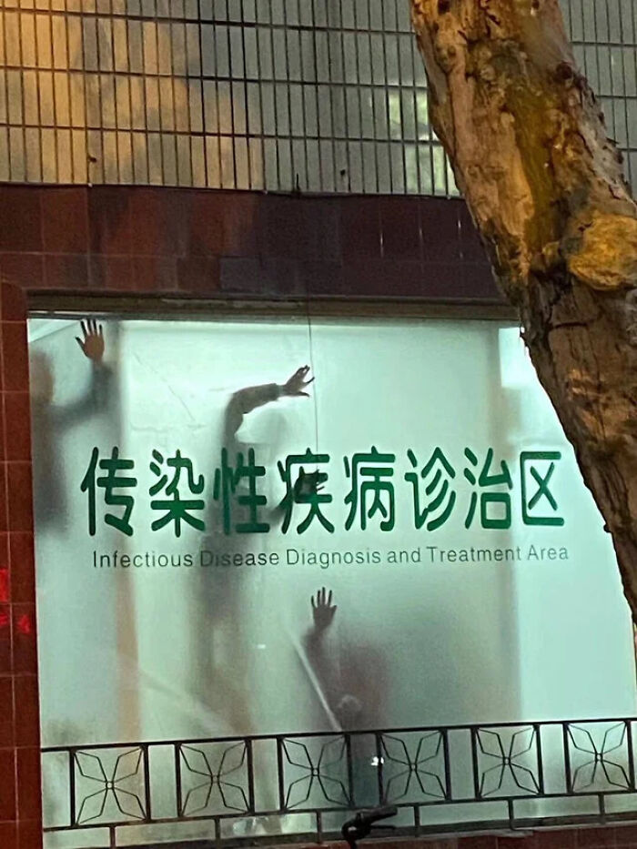 Sombras de manos detrás de cristal en clínica, creando un efecto extrañamente aterrador.
