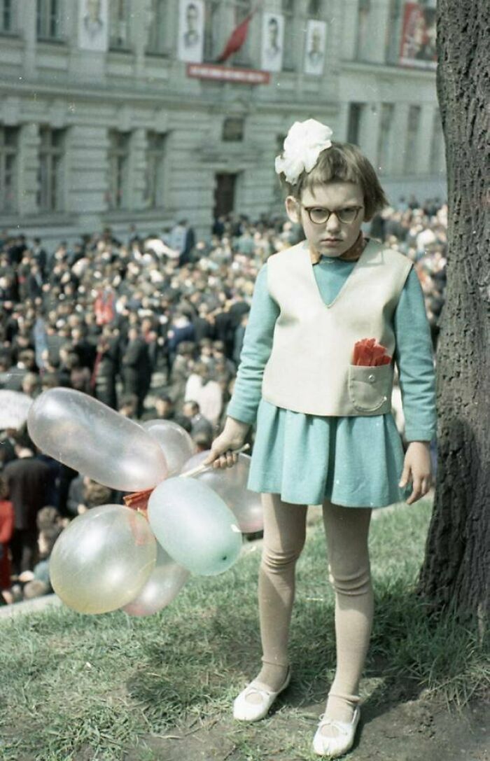 Sólo una niña en una manifestación comunista de primavera en Lviv, Ucrania, 1968