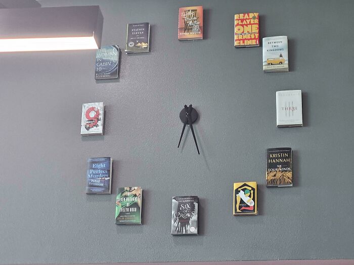 Este reloj de la biblioteca de mi colegio sustituyó los números por libros