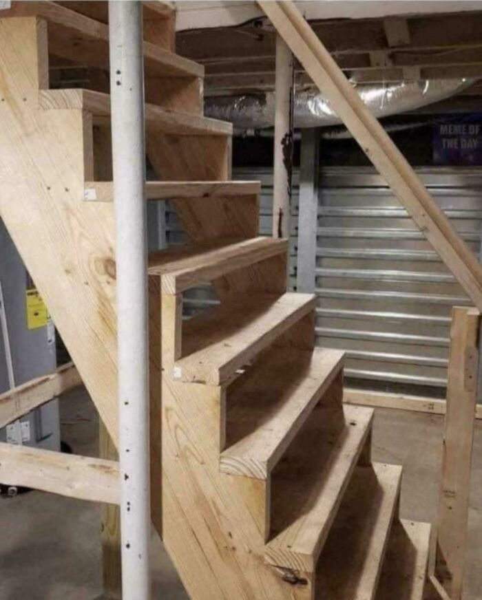 Escaleras caseras mal construidas en sótano, mostrando un claro ejemplo de proyectos caseros cuya ejecución falló.