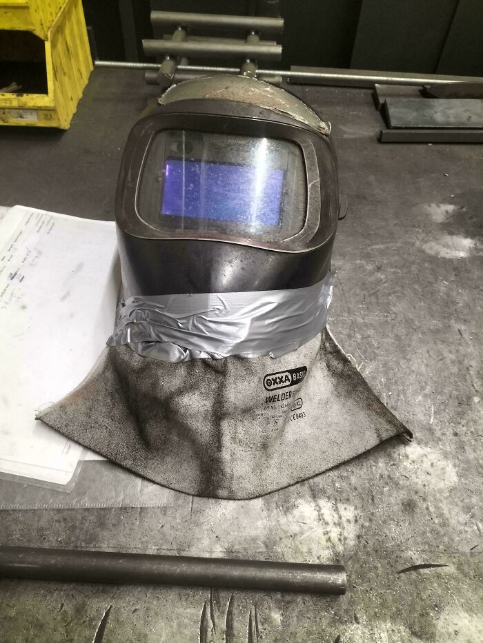 Se me quemaba el cuello así que le añadí un guante roto al casco y lo pegué con cinta adhesiva 