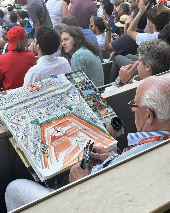 Persona pintando el partido de tenis que está viendo