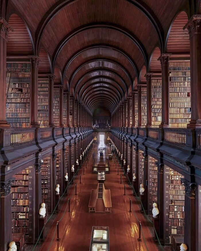Construida entre 1712 y 1732, la sala larga de la antigua biblioteca del Trinity College alberga los 200.000 libros más antiguos de la colección