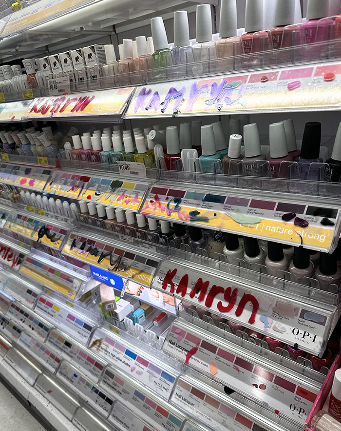 El pasillo de los pintauñas