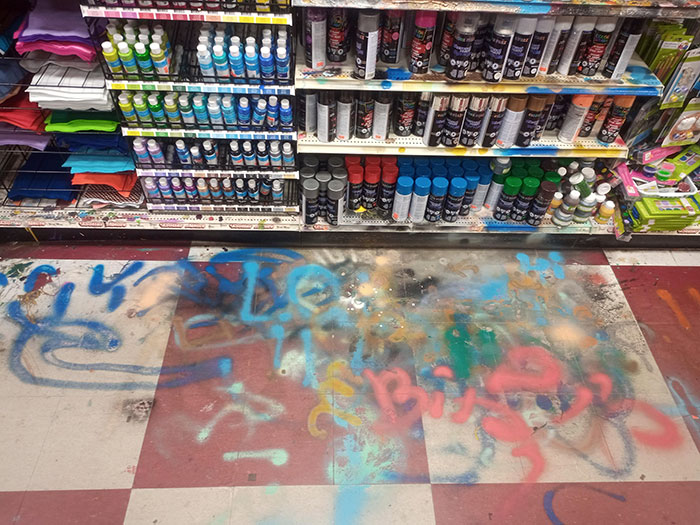 Los clientes prueban la pintura en spray en el suelo