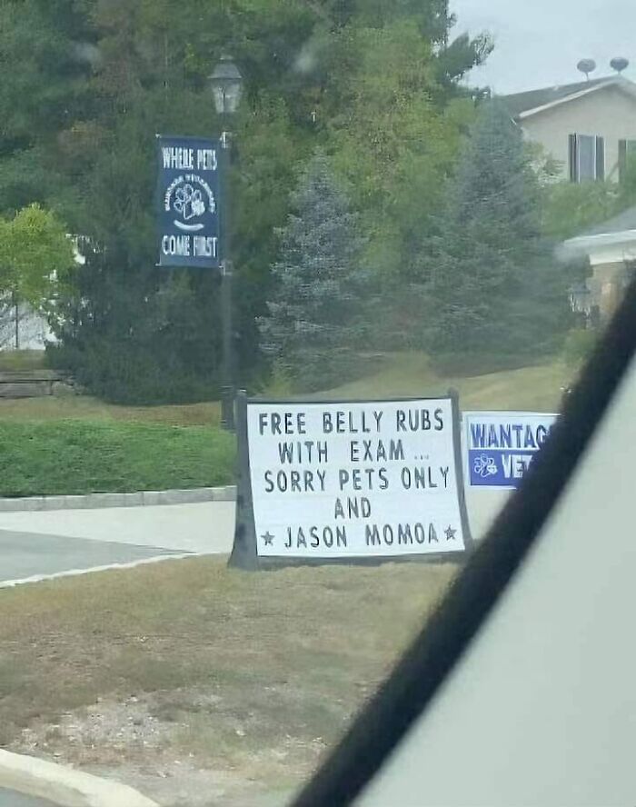 50 Of The Funniest And Most Baffling Signs That People Found In The Wild