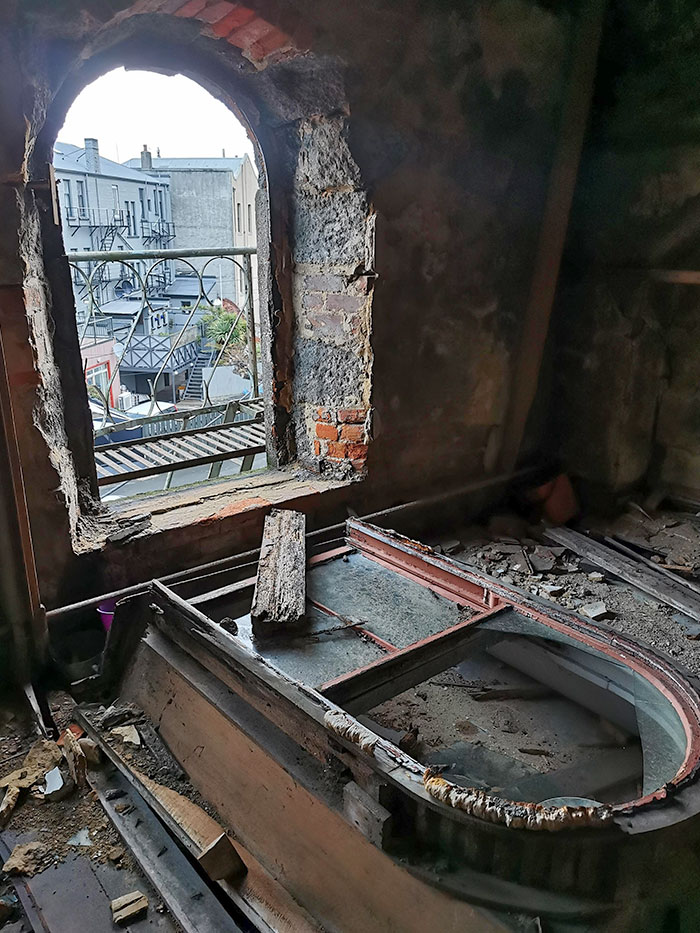 Los fuertes vientos de ayer arrancaron esta ventana y su marco de la pared