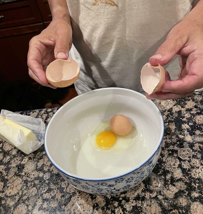Una de las gallinas de mis padres ha puesto un huevo dentro de otro huevo