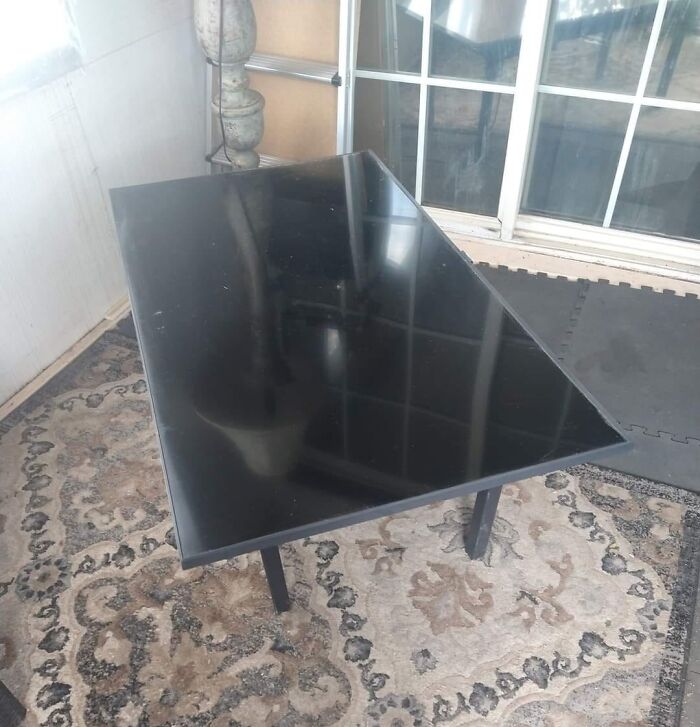 Utilicé mi tele rota para reemplazar el cristal de la mesa del patio, que también se había roto
