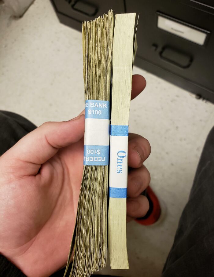 La diferencia entre estos fajos de billetes de un dólar usados y nuevos