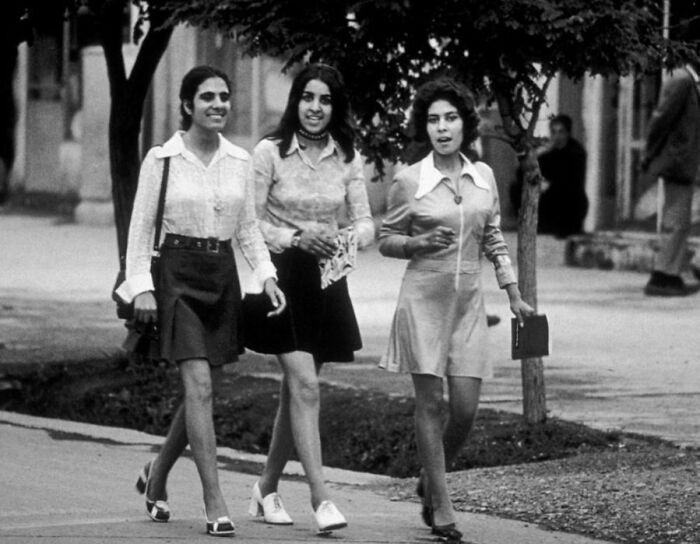 Tres estudiantes pasean por la ciudad de Kabul, Afganistán, 1972