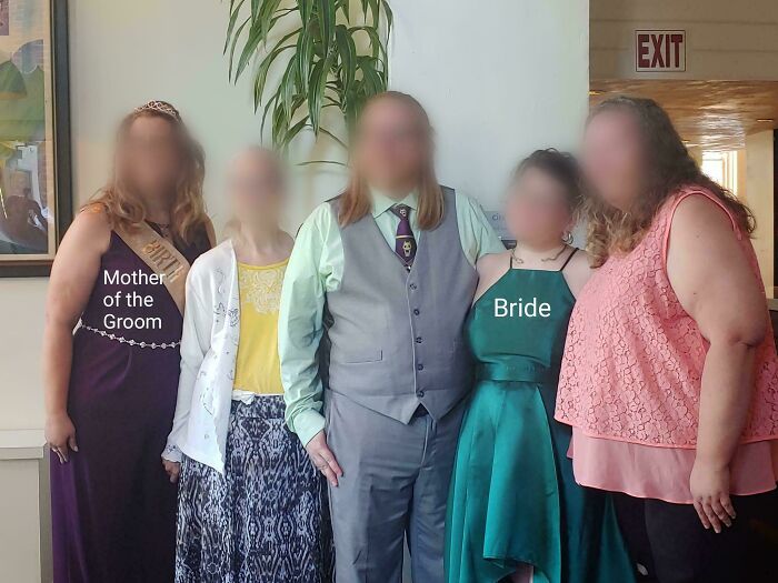 Grupo en una boda vergonzosa: madre del novio y novia en el evento.