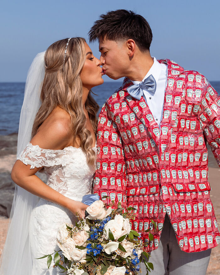 Pareja de recién casados besándose, novio con saco hecho con paquetes de salsa, ejemplo divertido de proyectos caseros fallidos.