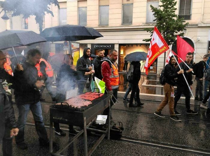 Los sindicatos franceses han fabricado unas parrillas especiales que caben en las vías para poder asar salchichas mientras marchan 