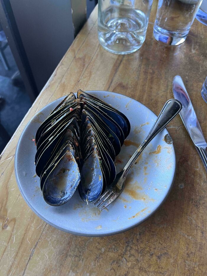 Así dejó este cliente los mejillones tras comérselos