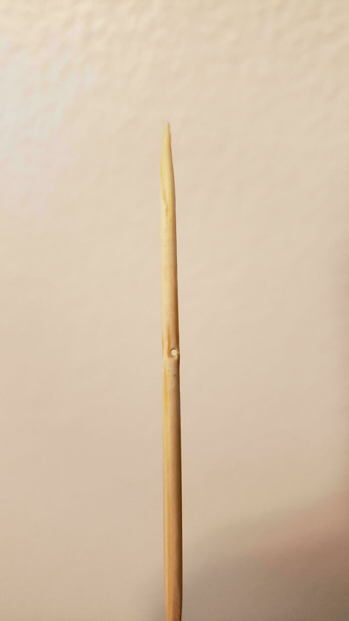 Mi palillo de dientes tiene un agujero perfecto de 0'5 mms