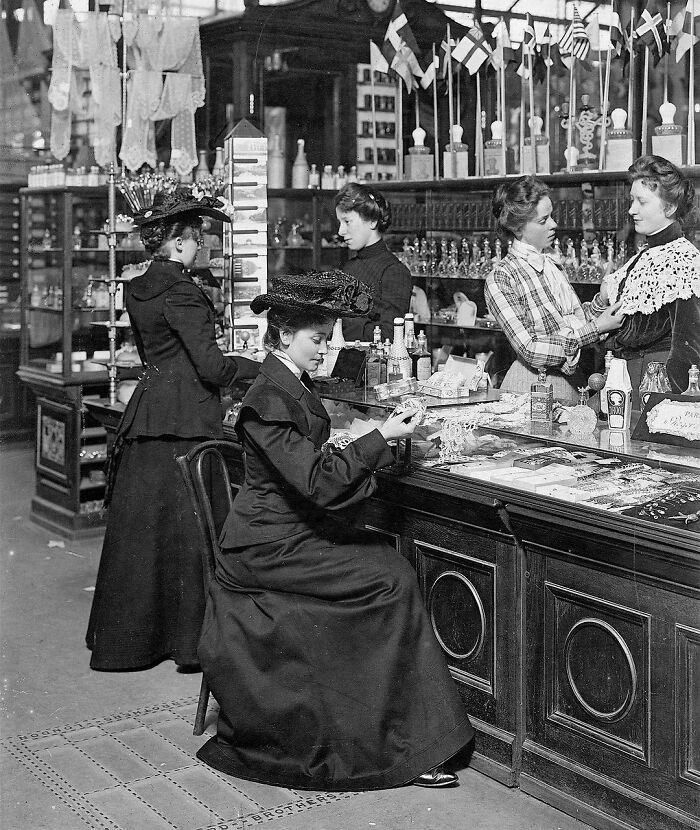 50 Unforgettable Historical Photos That Tell Stories Beyond Words