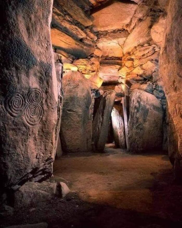 Newgrange, una tumba neolítica de unos 5.200 años de antigüedad, se construyó en el 3.200 a.C.