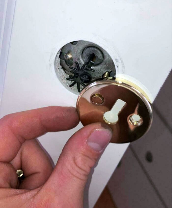Estoy cambiando los pomos de las puertas. El dueño anterior puso una araña falsa en el ojo de la cerradura. Casi me da un infarto.