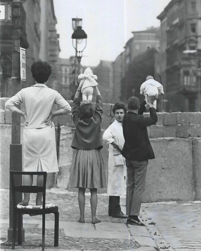Residentes de Berlín Occidental muestran sus hijos a sus abuelos que viven en Berlín Oriental, 1961