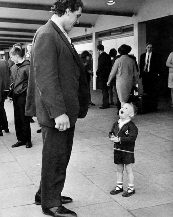 La reacción de un niño al conocer a André el Gigante, años 70