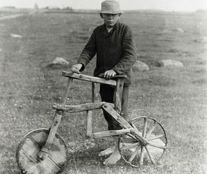 Ciclista estonio en una bicicleta de fabricación propia, 1912